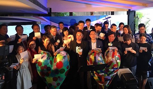 在滬機構代表等嘉賓合唱。