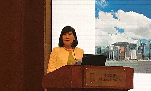 駐滬辦主任鄧仲敏發表主旨演講。