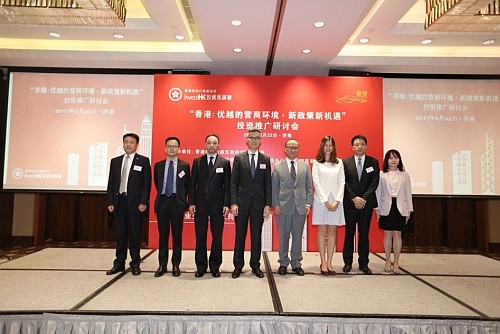香港投資推廣署助理署長何兆康（左四）、商務廳副廳長張維克（左三）及香港投資推廣署上海投資推廣總監楊翠萍（右一）等與駐山東聯絡處主任王諾君（右三）合照。