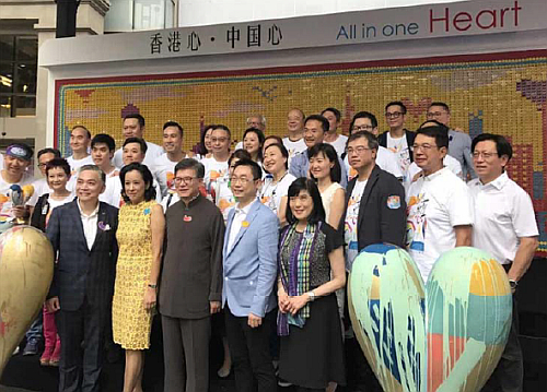 駐滬辦主任與嘉賓留影（香港貿易發展局主席羅康瑞、羅康瑞夫人、籌委會召集人李劍鋒、籌委會秘書長鍾永喜）。