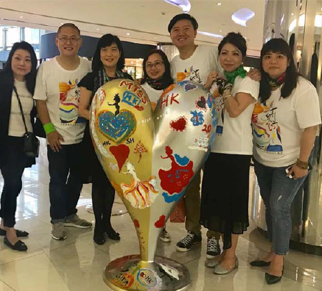 駐滬辦主任與在滬港人團體代表留影。