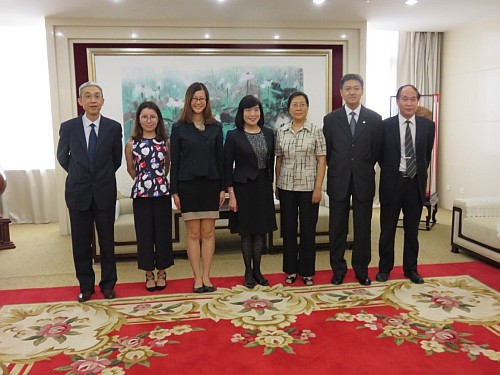 鄧仲敏主任（中）及王諾君主任（左三）與濟南市人民代表大會常務委員會主任鞏憲群（右三）等人合照。