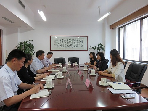鄧仲敏主任（右二）及王諾君主任（右一）與山東省人民政府外事辦公室主任薛慶國（左三）等人會面照。