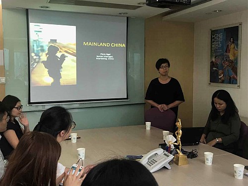 圖示香港旅遊發展局駐上海首席代表魏永紅向駐滬辦實習生介紹香港旅遊發展局在內地推廣香港旅遊業的策略。