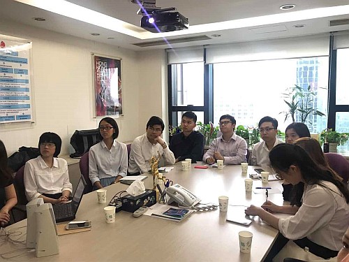 圖示駐滬辦實習生細心聆聽魏永紅講解香港旅遊發展局如何在內地利用電子化平台及知名人士來推廣香港旅遊業。