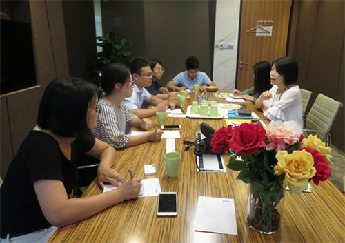 駐浙江聯絡處主任廖鳳嫻（右一）與義烏市外僑辦外僑科黃亦科長（左二）一行會面。
