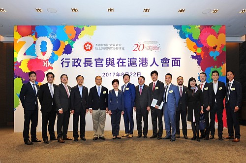 行政長官與滬港青年會的代表合影留念。