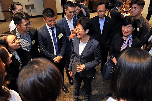 行政長官和駐滬辦主任與滬港同學會主席鄺美琪同學（左一）等交流。
