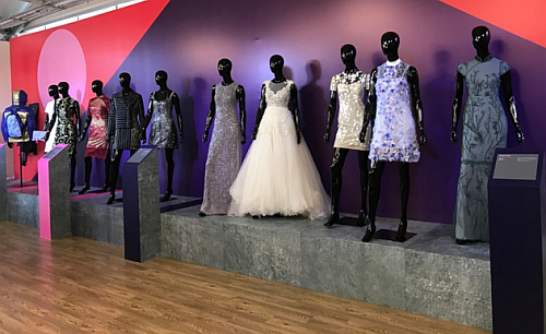 展覽中的展品各具特色，展示了香港與內地的不同合作模式。
