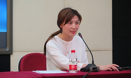 上海市商務委外國投資管理處從穎介紹上海吸引跨國公司地區總部的政策。
