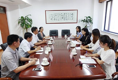 駐滬辦主任主任鄧仲敏（右三）及駐山東聯絡處主任王諾君（右二）與山東省人民政府港澳事務辦公室主任薛慶國（左三）、副巡視員劉軍濤（左二）及港澳處處長張冬妹（左四）等人會面。