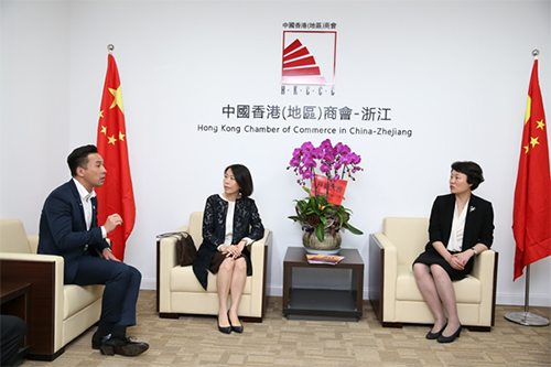駐浙江聯絡處主任廖鳳嫻（中）於啟動儀式前與杭州市委常委、統戰部部長佟桂莉（右）及中國香港（地區）商會 — 浙江會長歐鎮江（左）會面交流。