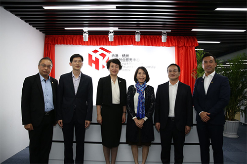 駐浙江聯絡處主任廖鳳嫻（右三）與杭州市委常委、統戰部部長佟桂莉（左三）、杭州國家高新技術產業開發區管理委員會副主任、杭州市濱江區人民政府副區長謝漸升（左二）及中國香港（地區）商會 — 浙江會長歐鎮江（右一）等於香港-杭州創新創業服務中心合影。