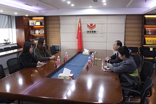 駐山東聯絡處主任王諾君（左二）與中共青島市委統戰部副部長王吉春（右二）及副調研員關姍（右一）會面交流。