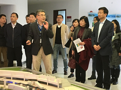 上海光源相關負責人向駐滬辦主任鄧仲敏（右二）和上海市政府港澳事務辦公室副主任周亞軍（右一）等介紹項目的發展和應用情況。