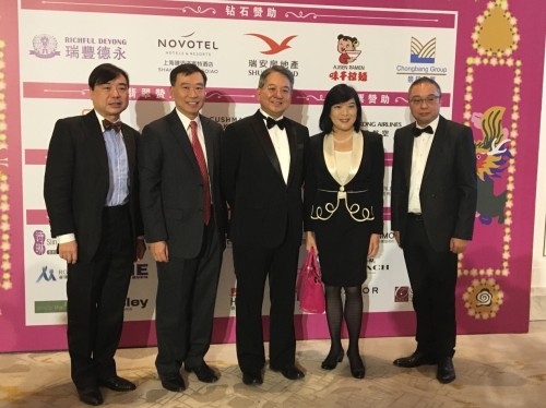 駐滬辦主任（右二）與當日參加晚會的商會嘉賓合影。