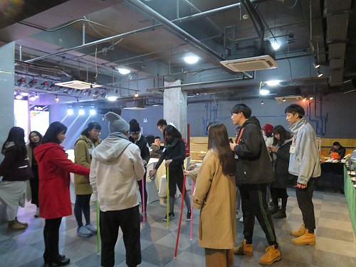 參與聚會學生進行團隊建立活動情況。