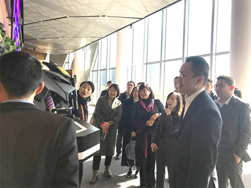 政制及內地事務局常任秘書長鄧忍光（右二）及駐滬辦主任鄧仲敏等聽取阿里巴巴集團負責人介紹由淘寶網青年商戶自創產品。