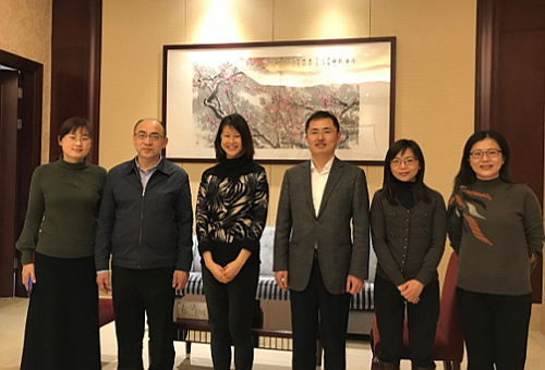 駐山東聯絡處主任王諾君（左三）與臨沂市人民政府副市長李朝暉（左二）、臨沂市人民政府外事僑務辦公室主任張劍（右三）及副主任閆智平（右一）合照。