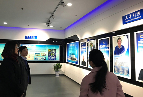 駐山東聯絡處主任王諾君（左一）考察國家中印科技國際創新園館。