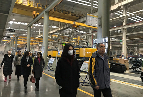 駐山東聯絡處主任王諾君（右二）考察山東臨工工程機械有限公司。