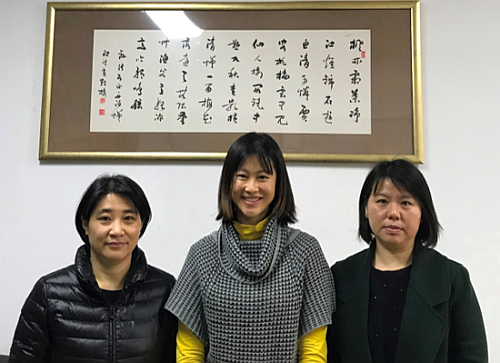駐山東聯絡處主任王諾君（中）與日照市人民政府外事僑務辦公室副主任高娟（右）合照。