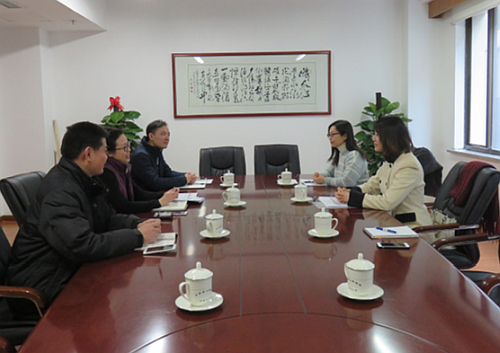 駐山東聯絡處主任王諾君（右一）與山東省人民政府港澳事務辦公室港澳處處長張冬妹（左二）合照。
