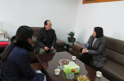 駐浙江聯絡處主任廖鳳嫻（右）與新發紡織印染（紹興）有限公司董事長陳君飛（中）會面。