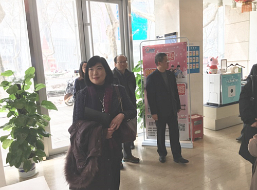 駐滬辦主任鄧仲敏考察南京港華燃氣有限公司營業廳。