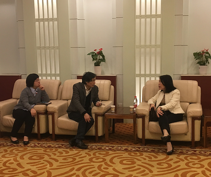 駐浙江聯絡處主任廖鳳嫻（左）與杭州市大劇院演出部長許少君（右）會面。