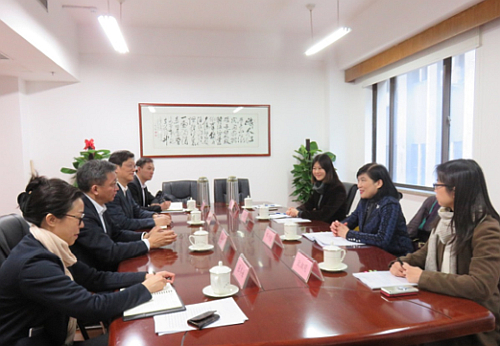 駐滬辦主任鄧仲敏（右二）及駐山東聯絡處主任王諾君（右三）與山東省人民政府港澳事務辦公室主任薛慶國（左二）及副主任李永森（左三）會面交流