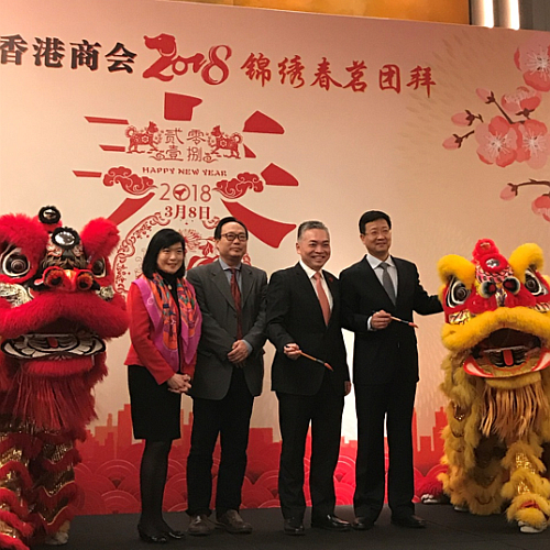駐滬辦主任鄧仲敏（左一）與上海虹橋商務區管理委員會常務副主任閔師林（左二）、商會會長李劍鋒（右二）及上海市港澳辦副主任周亞軍（右三）合照。