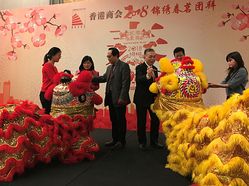 駐滬辦主任鄧仲敏（左二）與上海虹橋商務區管理委員會常務副主任閔師林（左三）、商會會長李劍鋒（右三）及上海市港澳辦副主任周亞軍（右二）為舞獅點睛。