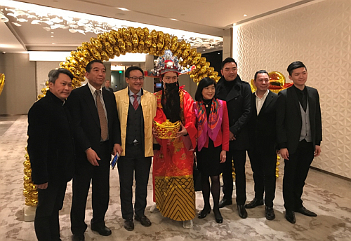 駐滬辦主任鄧仲敏與在場港人港商合照。