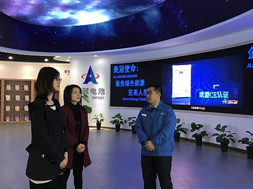 駐山東聯絡處主任王諾君（左）與德州市人民對外友好協會會長李靜（中）考察德州奧冠電源有限公司。
