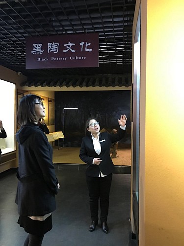 駐山東聯絡處主任王諾君（左）考察黑陶博物館。