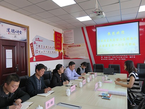 駐山東聯絡處主任王諾君（右）與聊城市人民政府外事與僑務辦公室主任魯亞真（左三）、聊城市歸國華僑聯合會副主席趙藝民（左四）及聊城市人民對外友好協會副會長康懷泉（左二）會面。