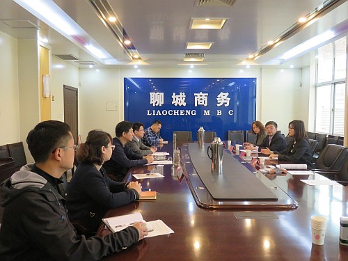 駐山東聯絡處主任王諾君（右一）與聊城市商務局副局長耿冰天（左三）及副局長謝煒（左四）會面。