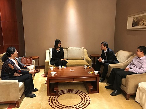 駐山東聯絡處主任王諾君（左二）與聊城市人民政府副市長田中俊（右二）、聊城市人民政府外事與僑務辦公室主任魯亞真（左一）及聊城市歸國華僑聯合會副主席趙藝民（右一）會面。