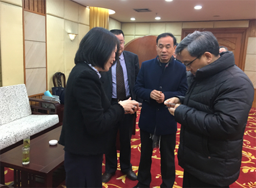 駐浙江聯絡處主任廖鳳嫻（左一）與嘉興副市長盛全生（右一）等會面。