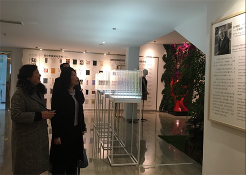 駐浙江聯絡處主任廖鳳嫻（左二）與浙江雅瑩集團有限公司黨委書記仇英（左一）參觀集團展示間。