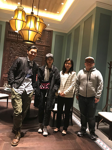 駐山東聯絡處副主任歐淑明（右二）與青島市香港學生合照。