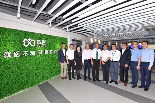 財政司司長陳茂波（左五）及駐滬辦主任鄧仲敏（左三）等參觀微醫集團總部，與集團董事長及行政總裁廖杰遠（左四）會面，了解集團業務情況及發展計劃。