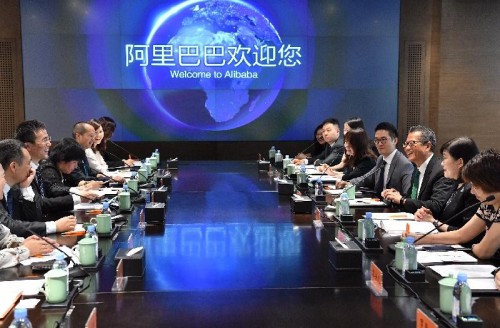 財政司司長陳茂波（右三）及駐滬辦主任鄧仲敏（右二）等與螞蟻金服首席技術官程立、螞蟻金服副總裁俞勝法及菜鳥網絡副總裁史濟苗等會面，了解阿里巴巴集團概況，以及集團旗下企業螞蟻金服和菜鳥網絡在香港的業務情況。