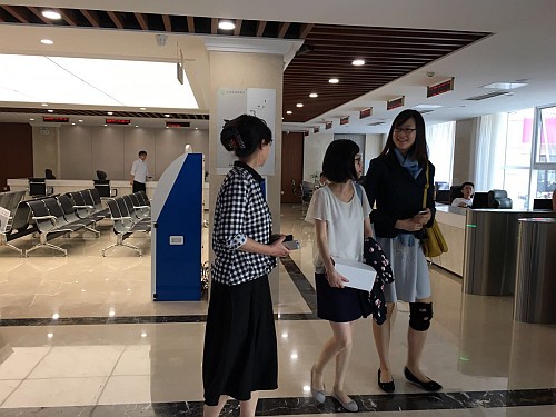 駐山東聯絡處主任王諾君（右）與山東省人民政府港澳事務辦公室港澳事務處處長張冬妹（左）參觀外事服務中心。