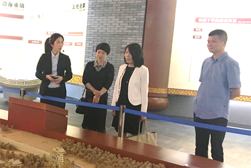 駐浙江聯絡處主任廖鳳嫻（右二）在溫州市港澳辦副主任葉斌斌（左二）及港澳處處長陳藝軍（右一）陪同下參觀溫州市規劃展示中心。