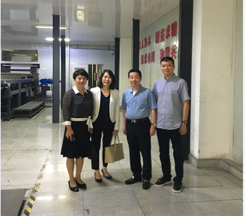 駐浙江聯絡處主任廖鳳嫻（左二）在溫州市港澳辦副主任葉斌斌（左一）及港澳處處長陳藝軍(右一) 陪同下參觀浙江康爾達新材料股份有限公司生產車間，並與公司董事長翁銀巧（右二）會面。