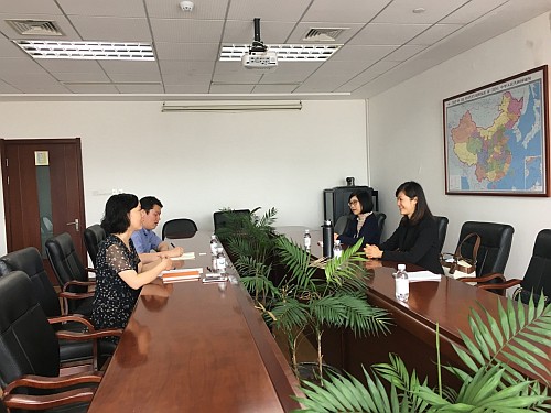 駐山東聯絡處主任王諾君（右一）與青島市人民政府外事辦公室亞洲處副處長（左一）會面交流