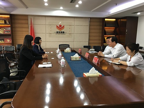 駐山東聯絡處主任王諾君（左一）與中共青島市委統戰部部長王久軍（右二）會面