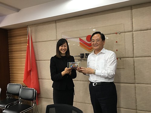 駐山東聯絡處主任王諾君（左）與中共青島市委統戰部部長王久軍（右）合照